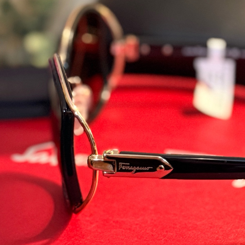 Salvatore Ferragamo SF719S Black Oversized Sunglasses – NWT w/ Case - Picture 5 of 9